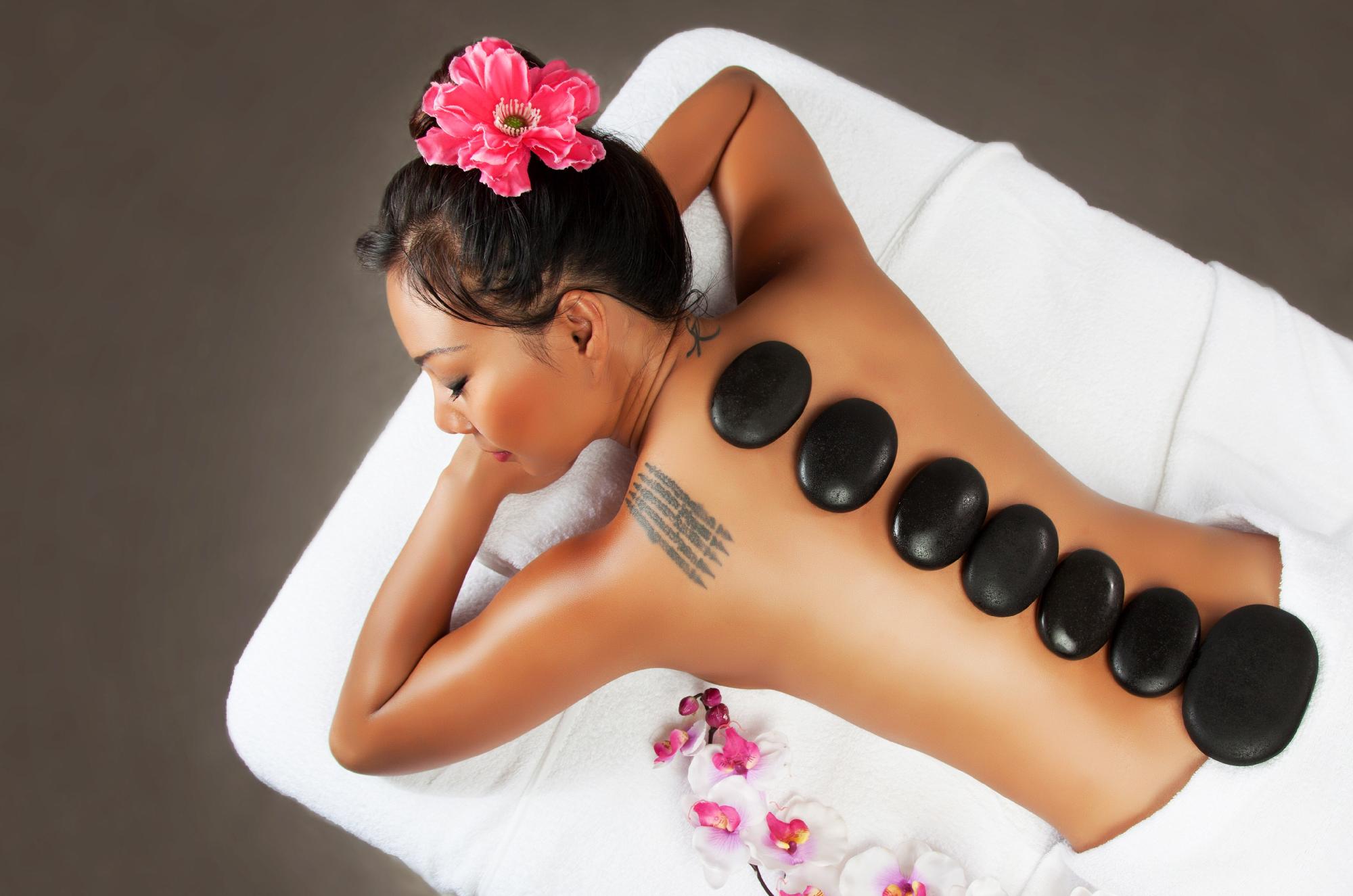 Hot Stone Massage mit warmen Steinen